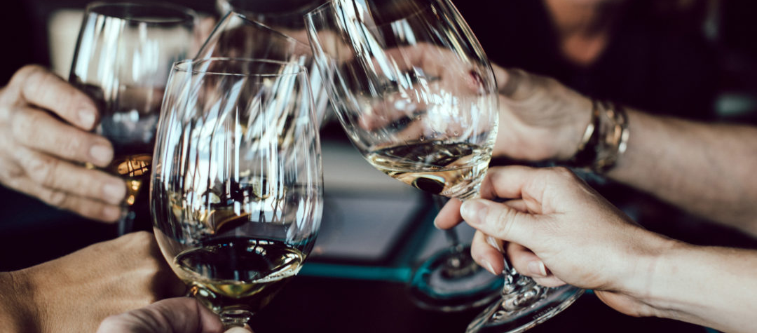 Weißwein_Glaeser_Anstossen-1080x675